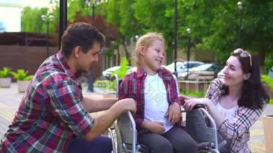 有残疾儿童坐轮椅的家庭，幸福